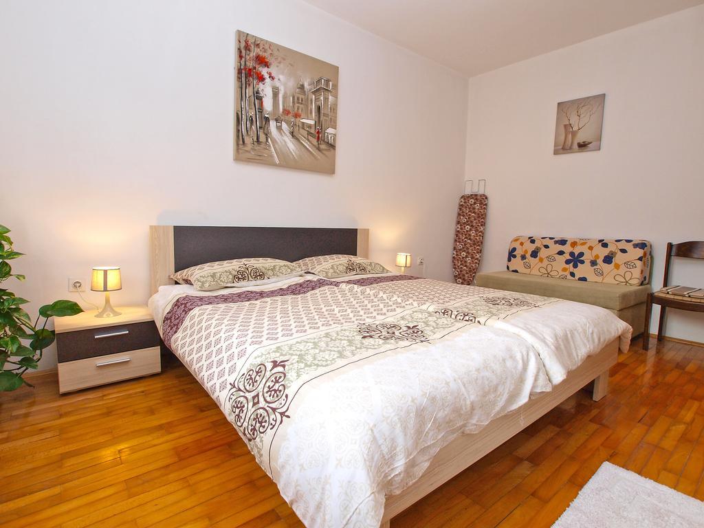 Family Friendly Apartment 946 Pula Extérieur photo